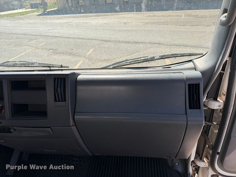 image for item EW7547 2008 Chevrolet W5 box truck