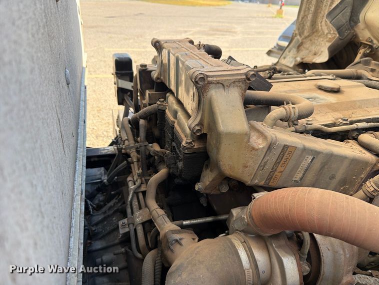 image for item EW7547 2008 Chevrolet W5 box truck