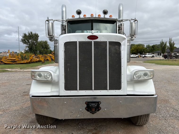 image for item EW8989 2015 Peterbilt 389 semi truck