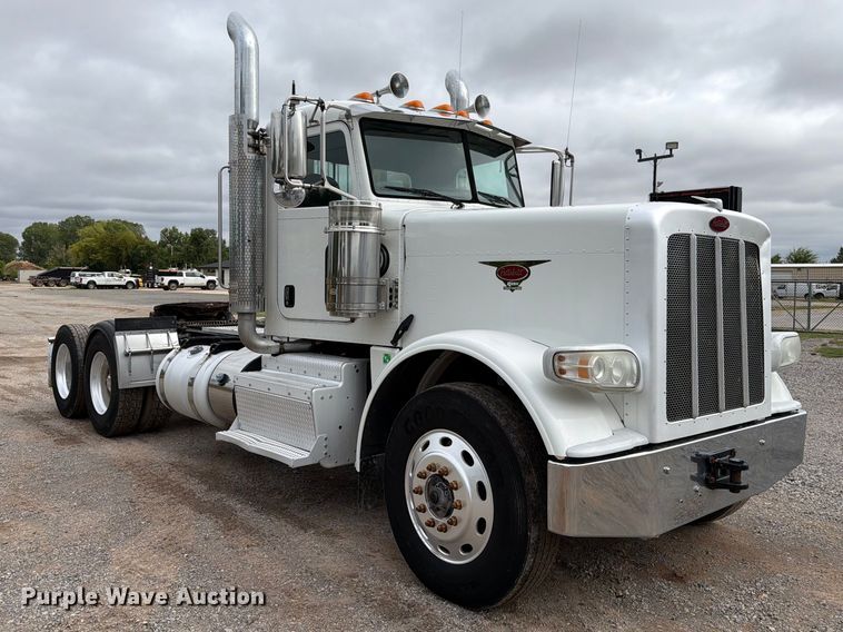 image for item EW8989 2015 Peterbilt 389 semi truck