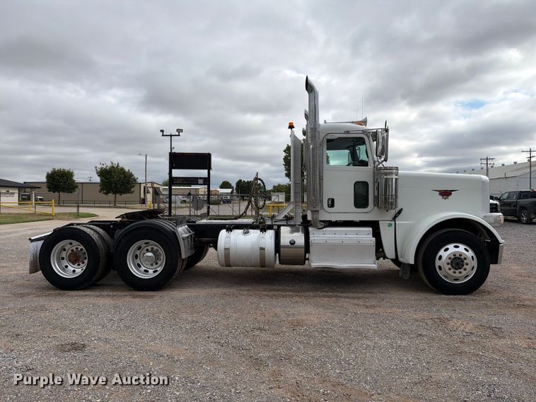 image for item EW8989 2015 Peterbilt 389 semi truck