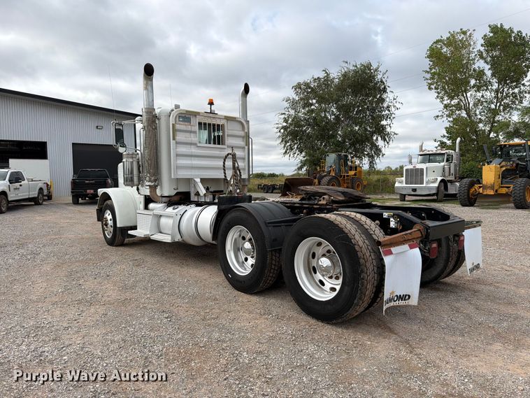 image for item EW8989 2015 Peterbilt 389 semi truck