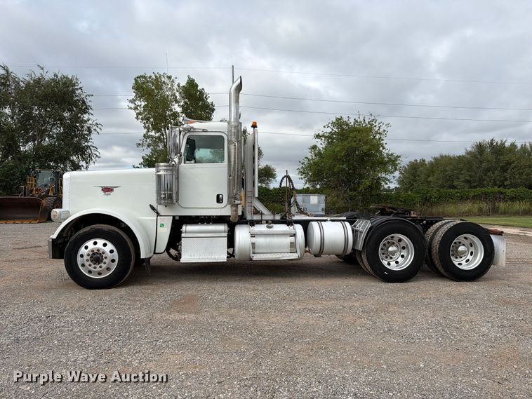 image for item EW8989 2015 Peterbilt 389 semi truck