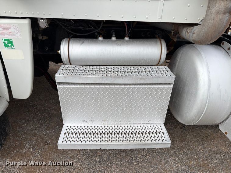 image for item EW8989 2015 Peterbilt 389 semi truck