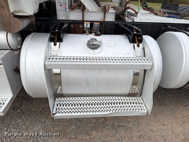 image for item EW8989 2015 Peterbilt 389 semi truck