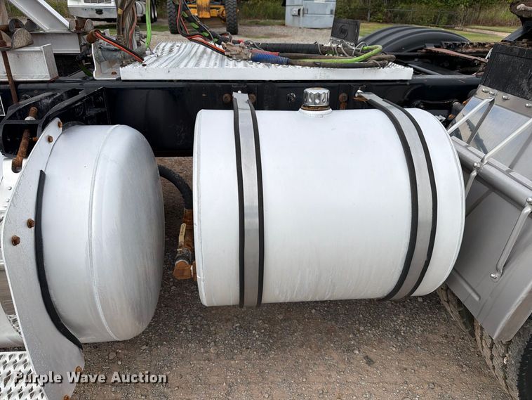 image for item EW8989 2015 Peterbilt 389 semi truck