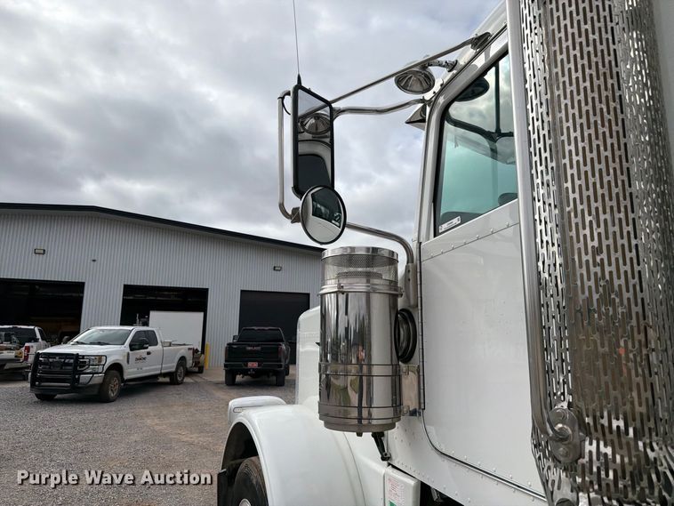 image for item EW8989 2015 Peterbilt 389 semi truck