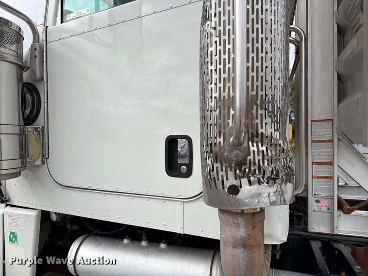 image for item EW8989 2015 Peterbilt 389 semi truck