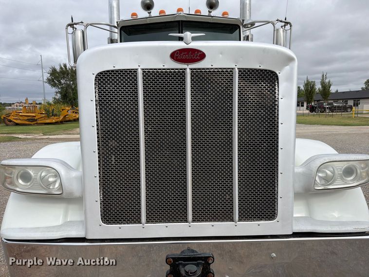 image for item EW8989 2015 Peterbilt 389 semi truck