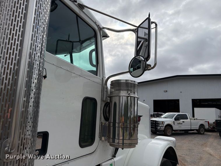 image for item EW8989 2015 Peterbilt 389 semi truck