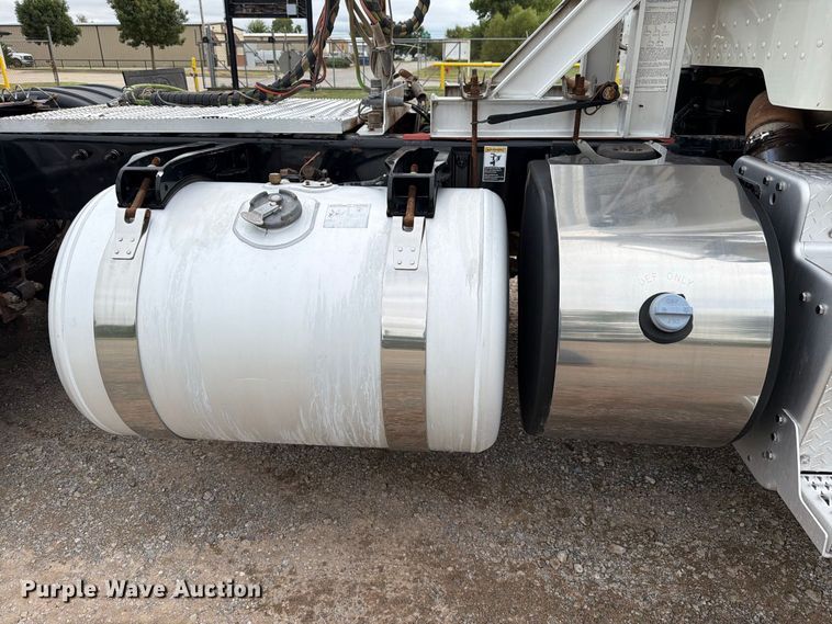 image for item EW8989 2015 Peterbilt 389 semi truck