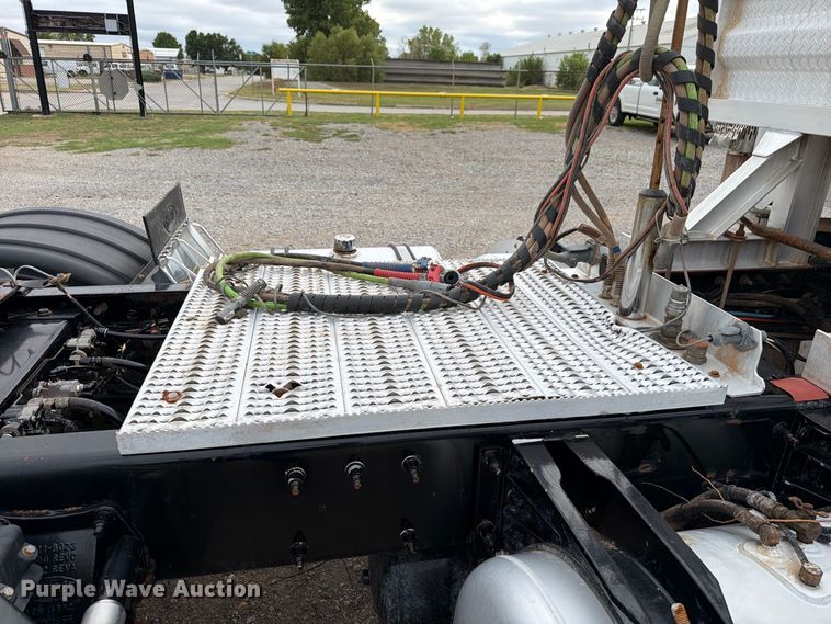 image for item EW8989 2015 Peterbilt 389 semi truck