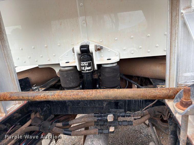 image for item EW8989 2015 Peterbilt 389 semi truck