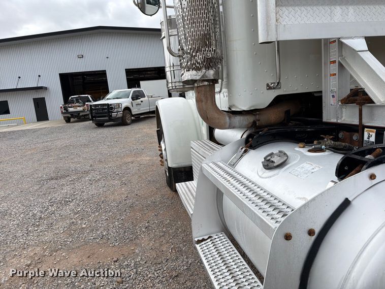 image for item EW8989 2015 Peterbilt 389 semi truck