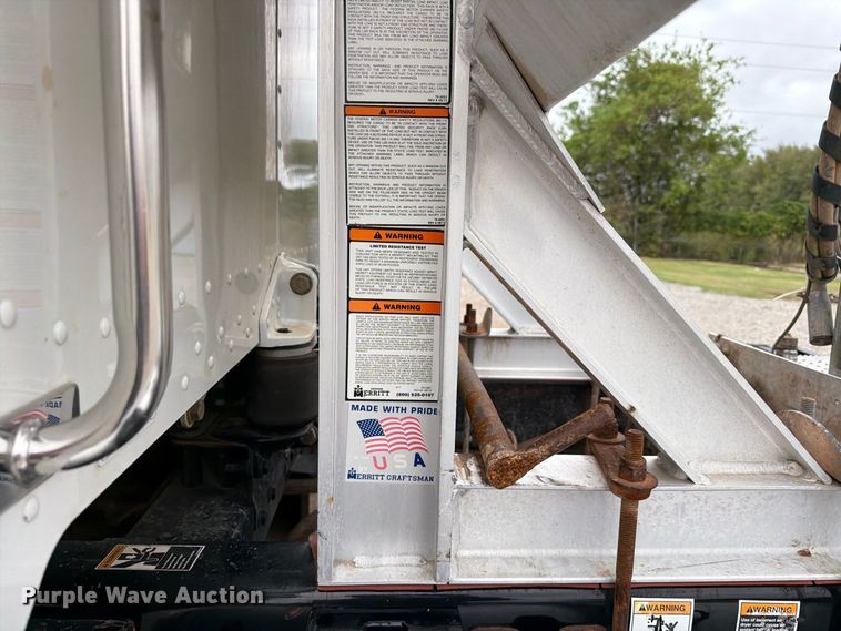 image for item EW8989 2015 Peterbilt 389 semi truck