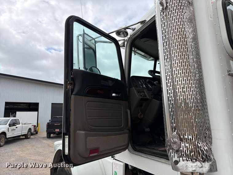 image for item EW8989 2015 Peterbilt 389 semi truck