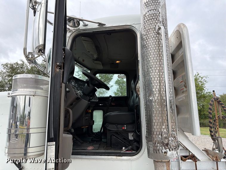 image for item EW8989 2015 Peterbilt 389 semi truck