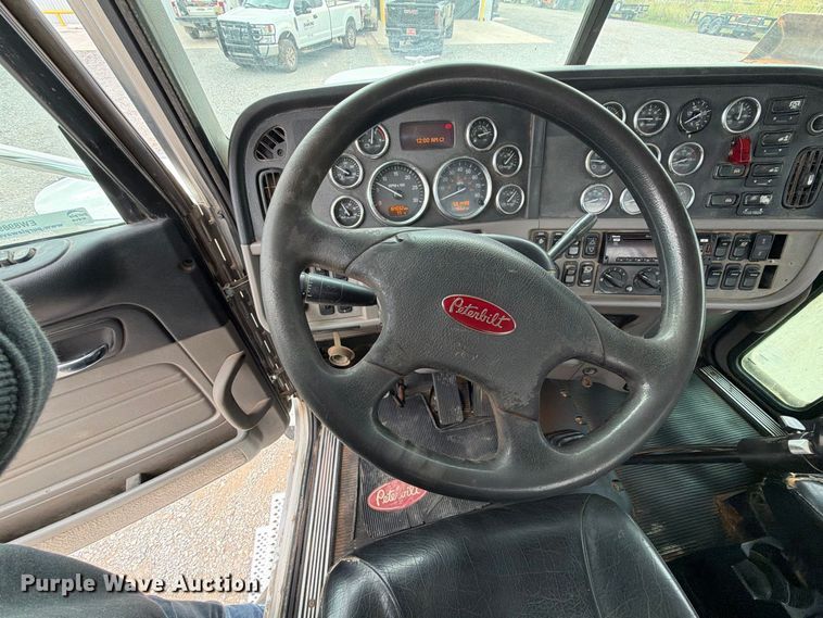 image for item EW8989 2015 Peterbilt 389 semi truck