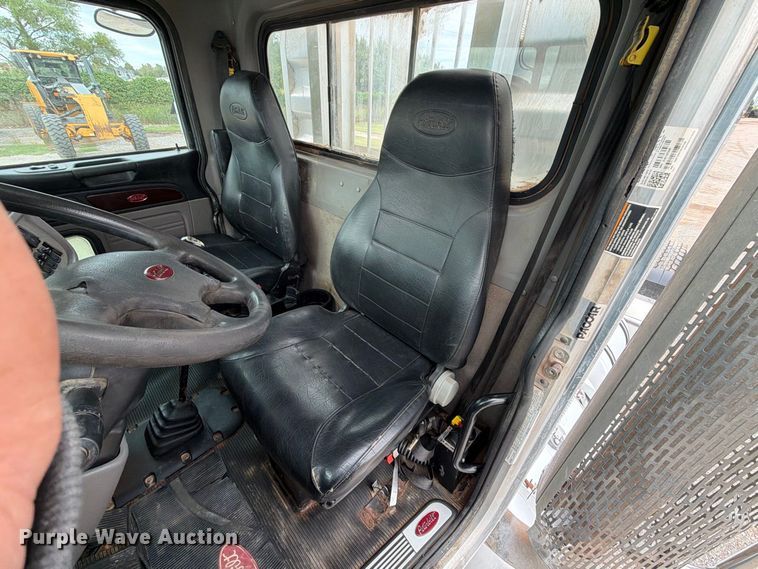 image for item EW8989 2015 Peterbilt 389 semi truck