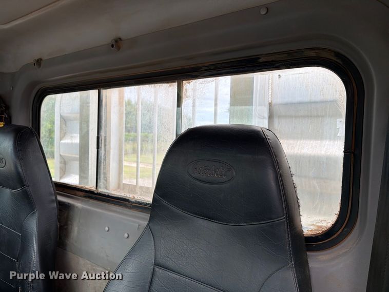 image for item EW8989 2015 Peterbilt 389 semi truck