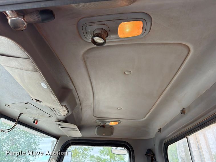 image for item EW8989 2015 Peterbilt 389 semi truck