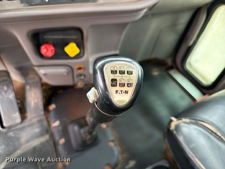 image for item EW8989 2015 Peterbilt 389 semi truck