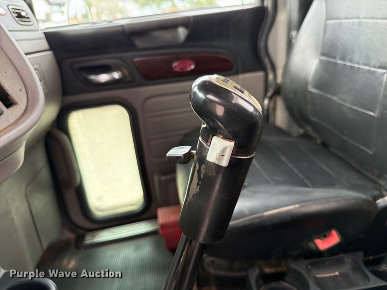 image for item EW8989 2015 Peterbilt 389 semi truck