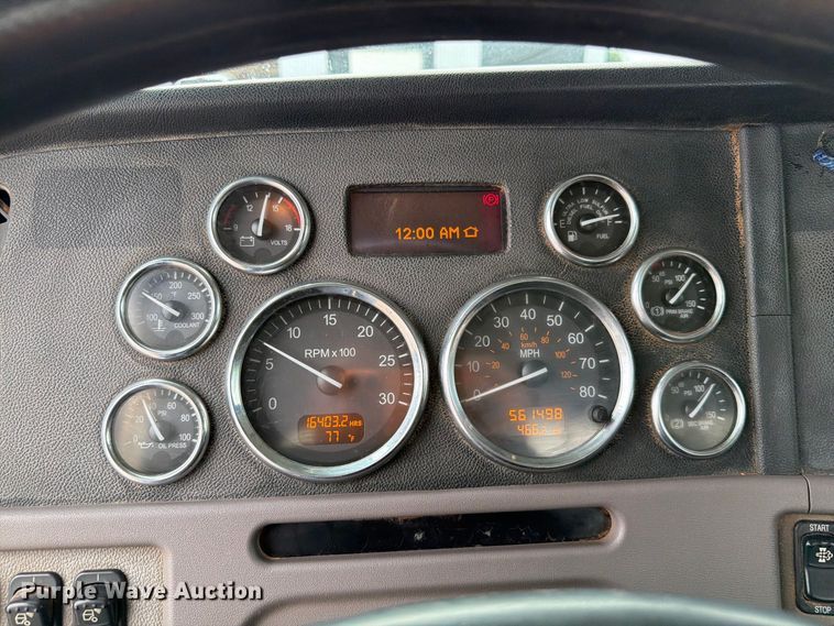 image for item EW8989 2015 Peterbilt 389 semi truck