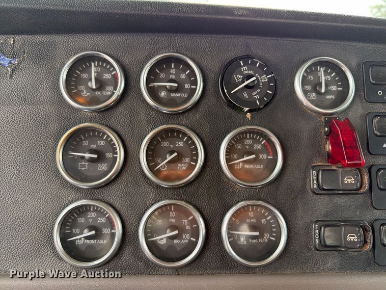 image for item EW8989 2015 Peterbilt 389 semi truck