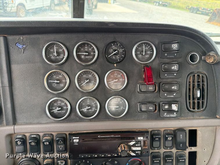 image for item EW8989 2015 Peterbilt 389 semi truck