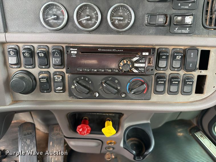 image for item EW8989 2015 Peterbilt 389 semi truck