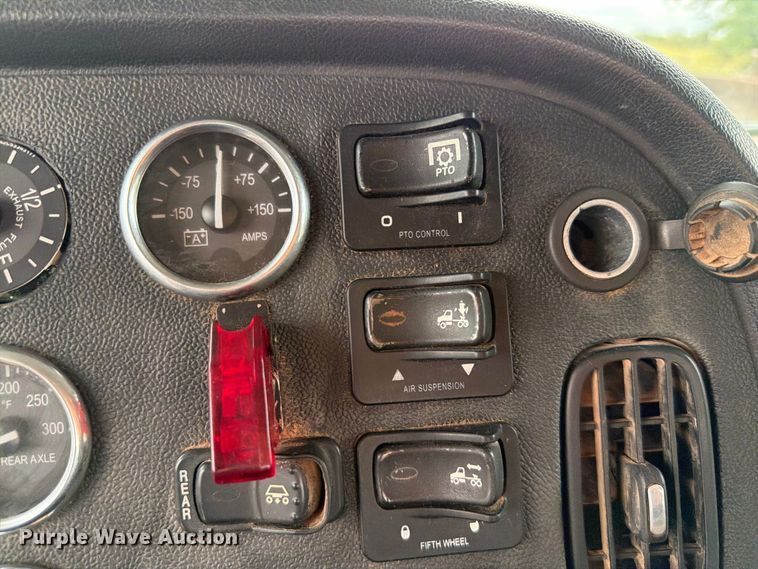 image for item EW8989 2015 Peterbilt 389 semi truck