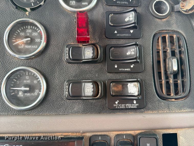 image for item EW8989 2015 Peterbilt 389 semi truck
