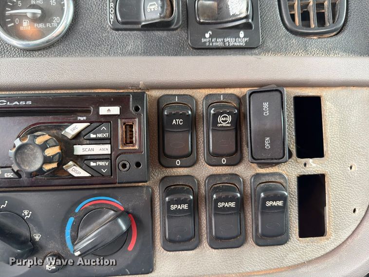 image for item EW8989 2015 Peterbilt 389 semi truck