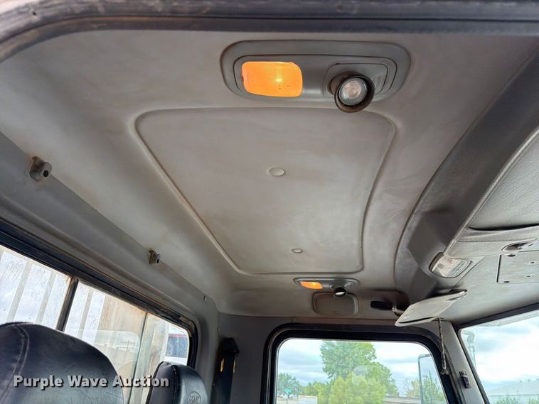 image for item EW8989 2015 Peterbilt 389 semi truck
