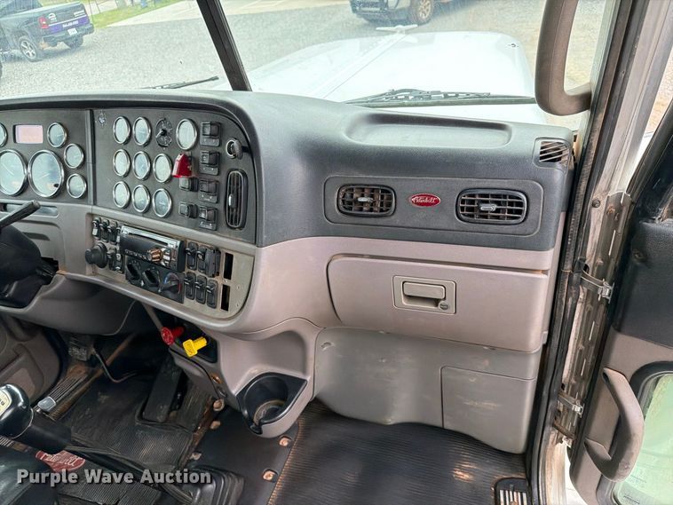 image for item EW8989 2015 Peterbilt 389 semi truck