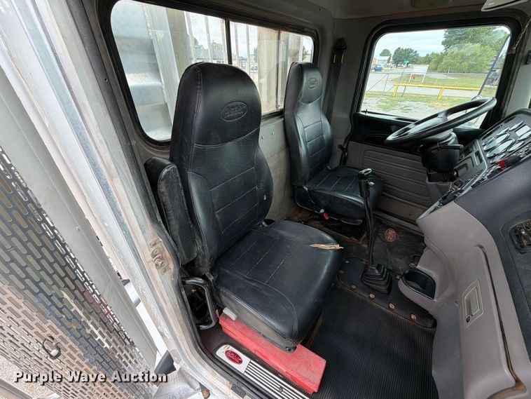 image for item EW8989 2015 Peterbilt 389 semi truck