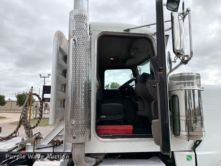 image for item EW8989 2015 Peterbilt 389 semi truck