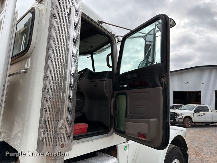 image for item EW8989 2015 Peterbilt 389 semi truck