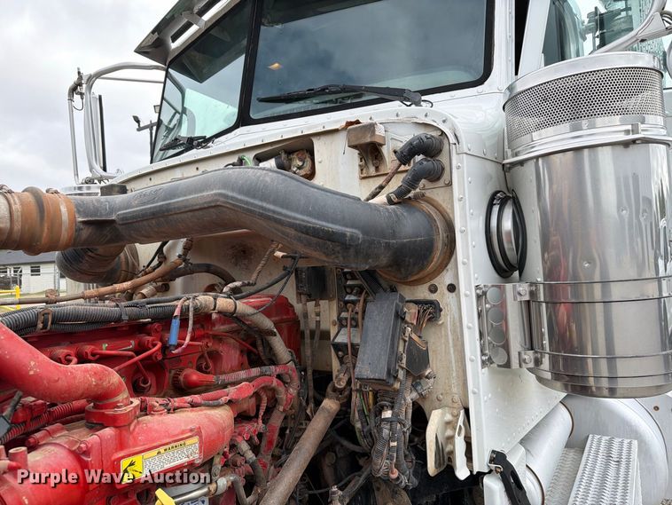 image for item EW8989 2015 Peterbilt 389 semi truck