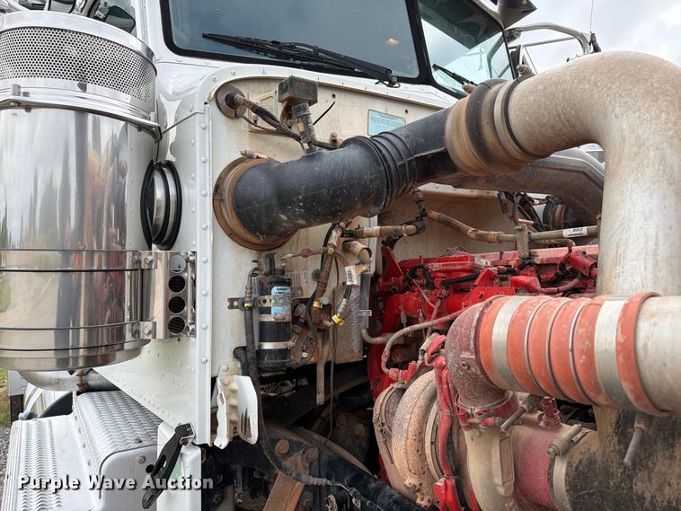 image for item EW8989 2015 Peterbilt 389 semi truck