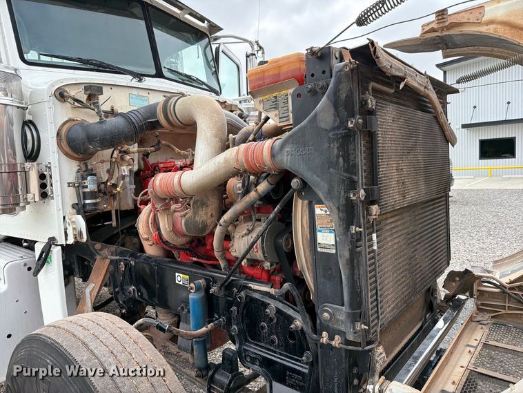 image for item EW8989 2015 Peterbilt 389 semi truck