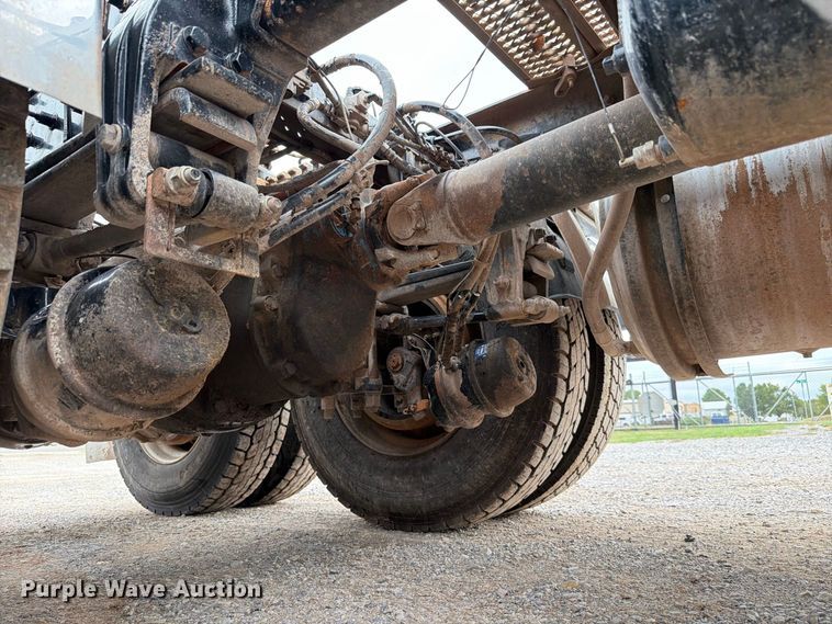 image for item EW8989 2015 Peterbilt 389 semi truck
