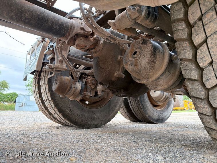 image for item EW8989 2015 Peterbilt 389 semi truck