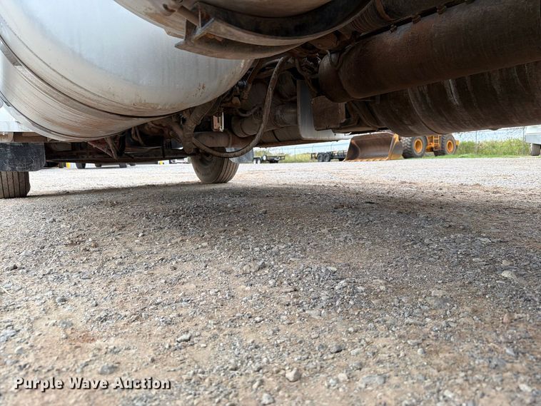 image for item EW8989 2015 Peterbilt 389 semi truck