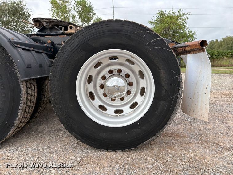 image for item EW8989 2015 Peterbilt 389 semi truck