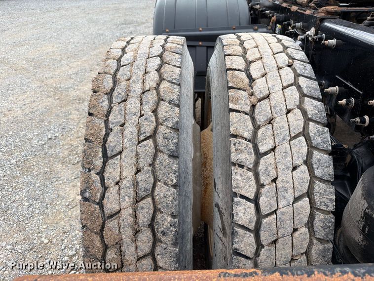 image for item EW8989 2015 Peterbilt 389 semi truck