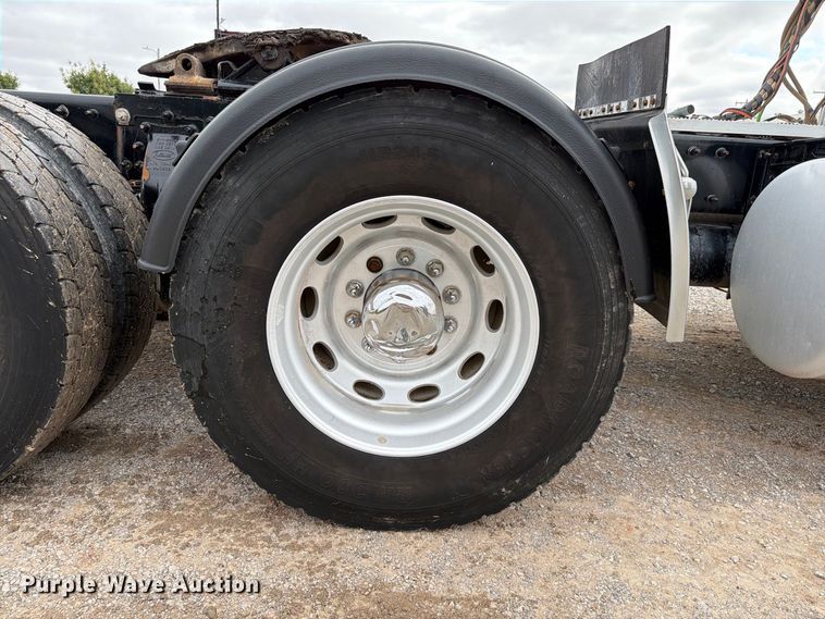 image for item EW8989 2015 Peterbilt 389 semi truck
