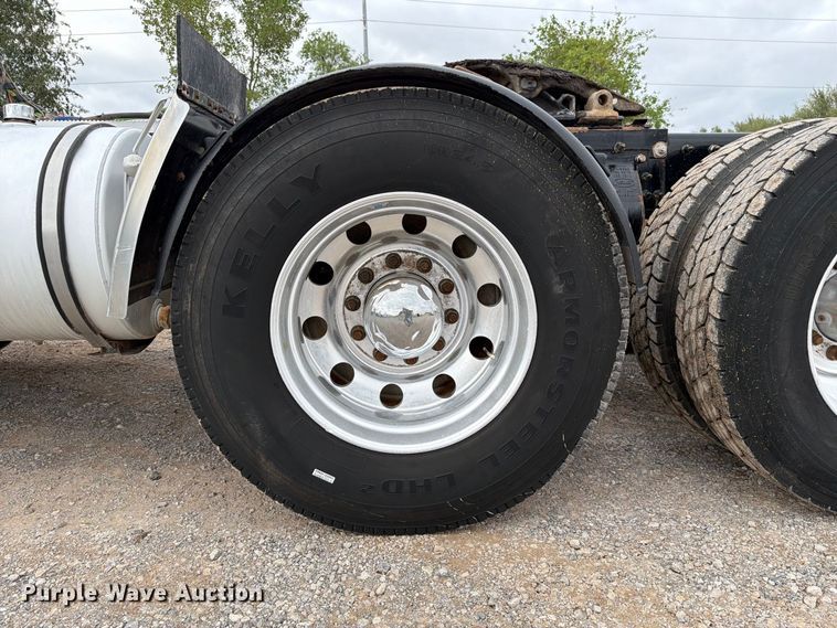 image for item EW8989 2015 Peterbilt 389 semi truck