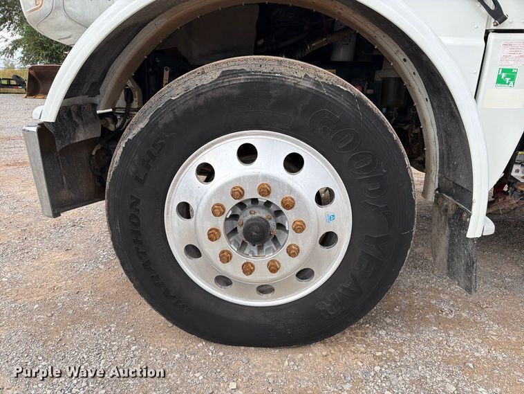 image for item EW8989 2015 Peterbilt 389 semi truck